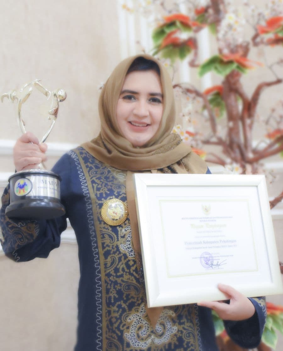 images/2021/berita/10/PEGANG_PIALA_OK