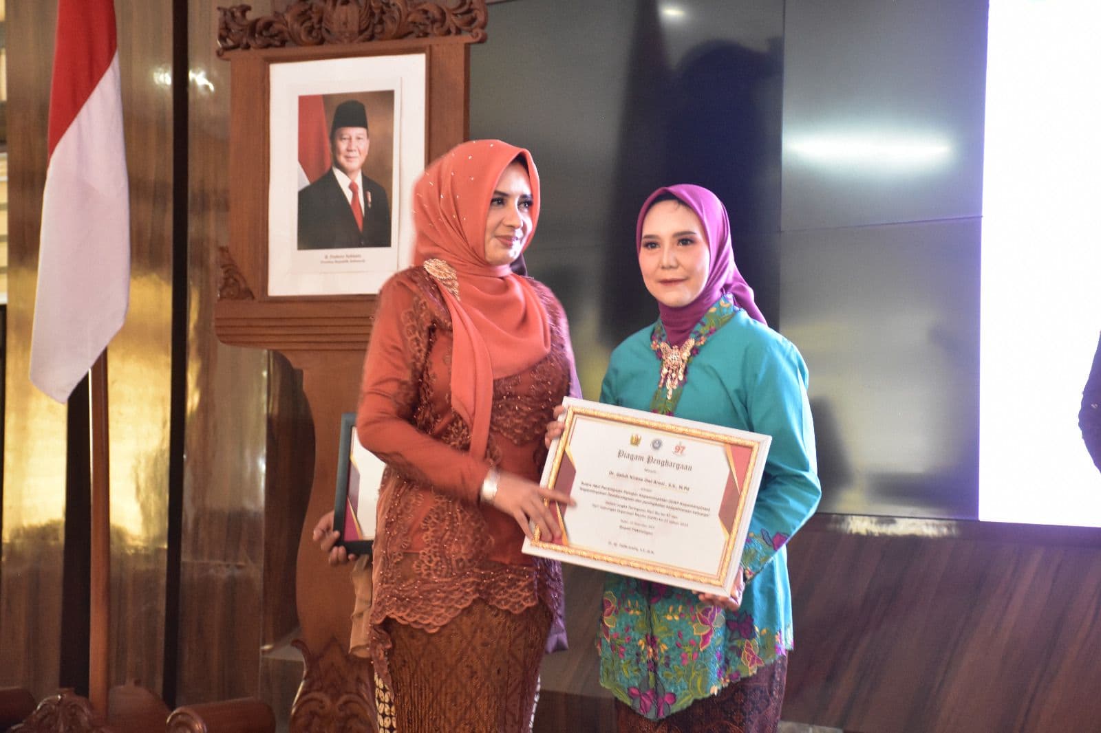 Puncak Peringatan Hari Ibu ke-97 di Kabupaten Pekalongan: Bupati Fadia Arafiq Kukuhkan Pengurus Forkompuspa