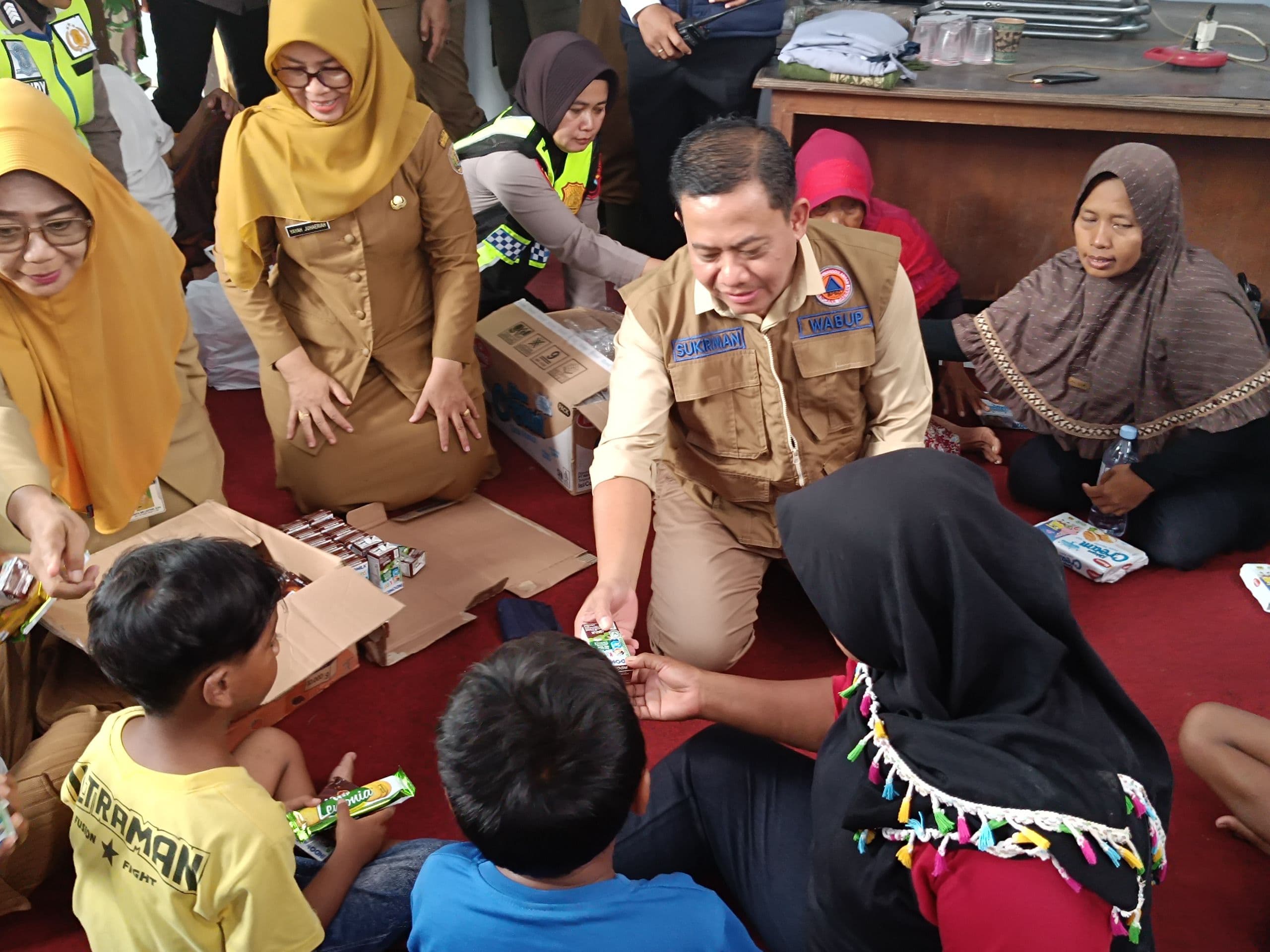 Wabup Sukirman Tinjau Korban Bencana Banjir di Posko Kecamatan Siwalan