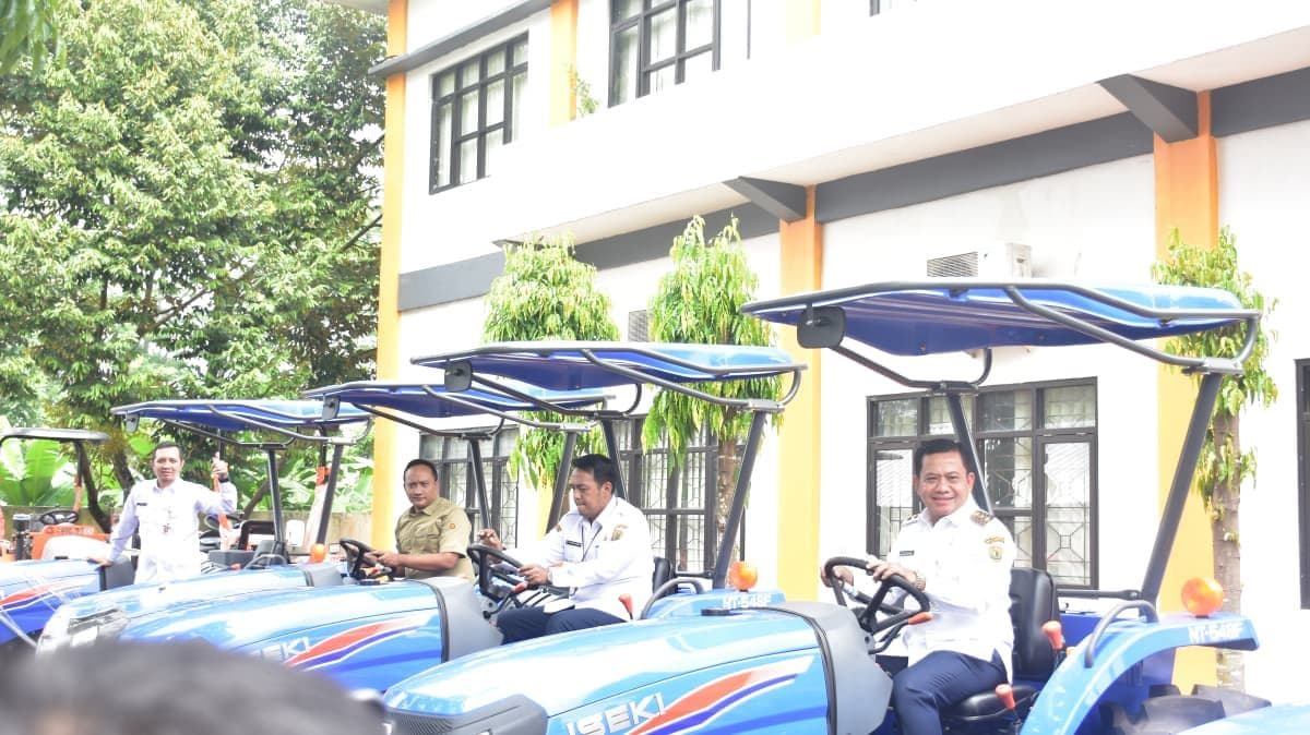 Perkuat Sektor Pertanian, Wakil Bupati Pekalongan Serahkan Bantuan Alsintan ke Kelompok Tani