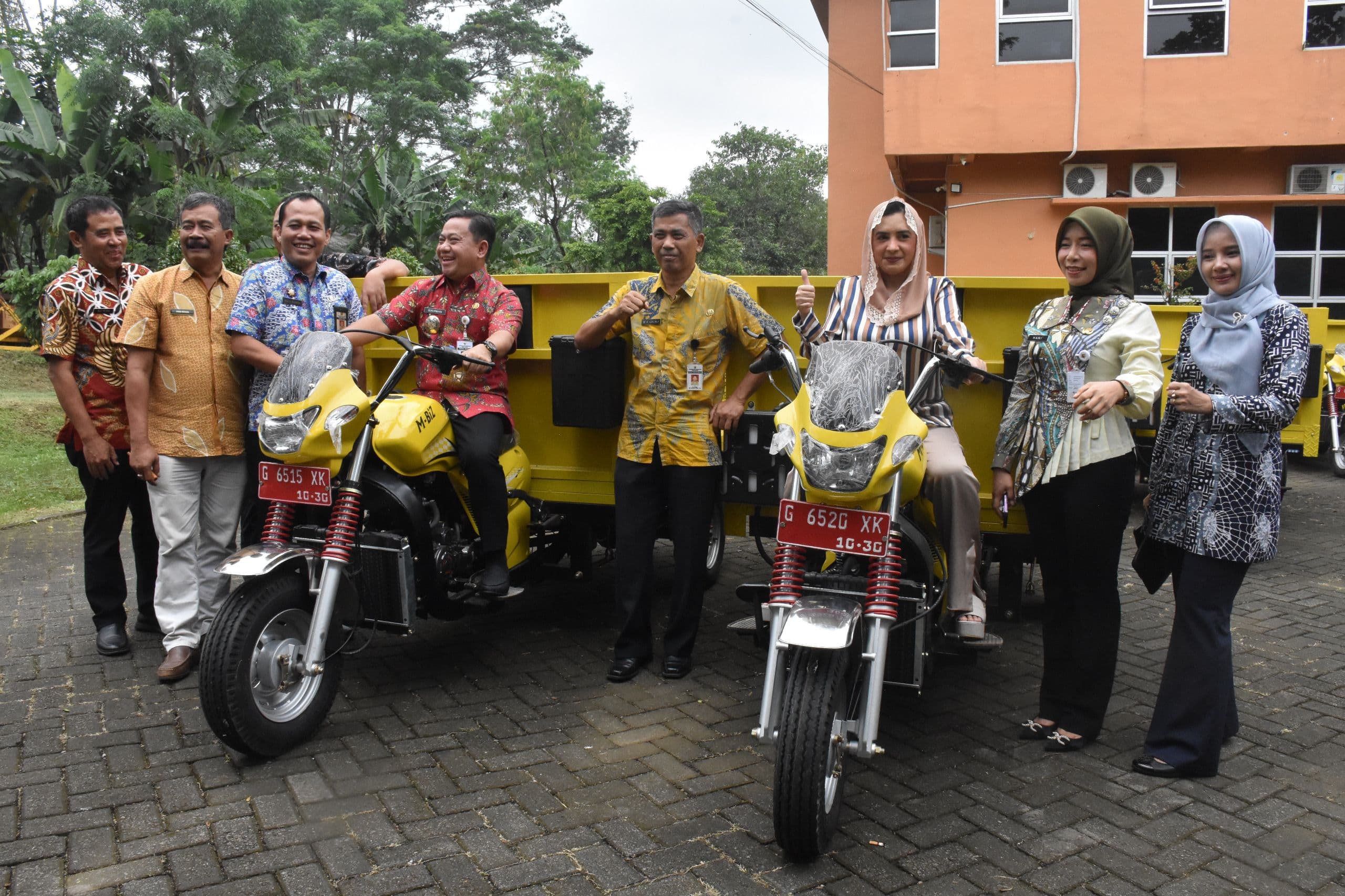 Dorong Pengelolaan Sampah Lebih Efektif, Pemkab Pekalongan Serahkan 20 Kendaraan Roda Tiga