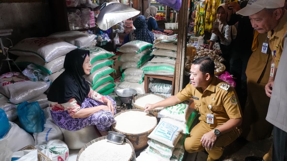 Jelang Lebaran, Plt. Bupati Pekalongan Cek Stabilitas Harga di Pasar Kajen