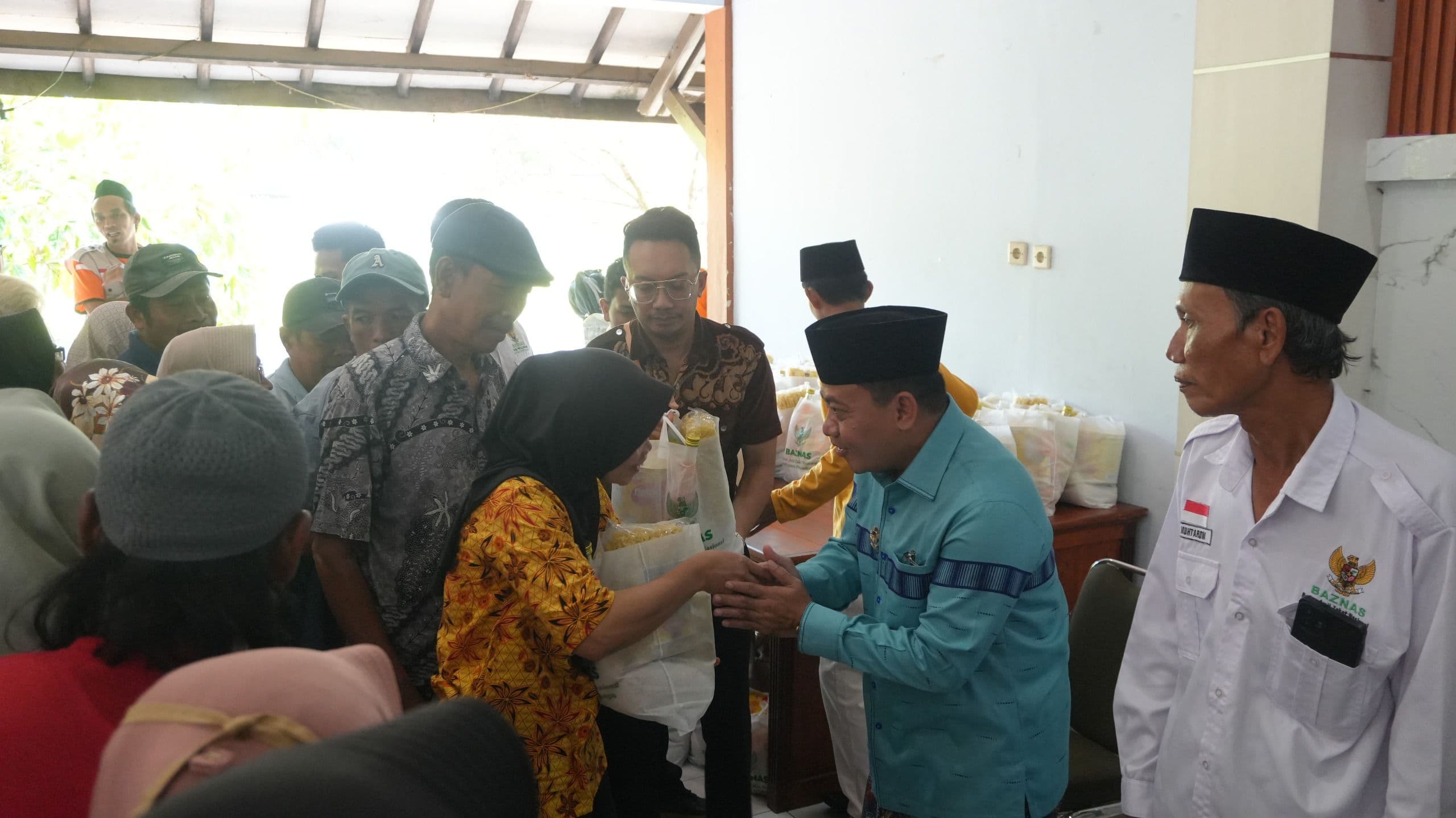 Plt. Bupati Pekalongan Salurkan Zakat Baznas kepada Ratusan Warga di Kedungwuni dan Doro