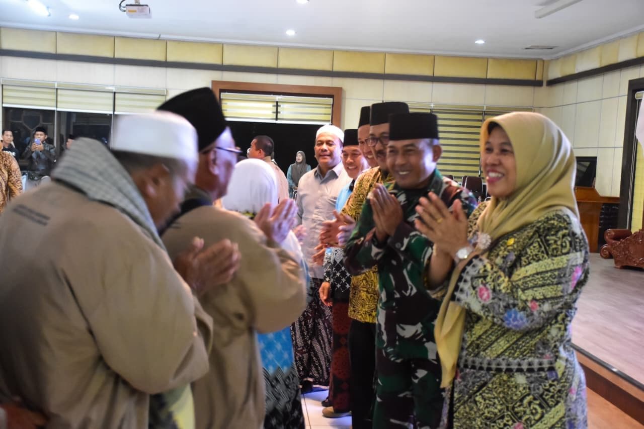 Pemkab Pekalongan Harapkan Jamaah Haji Kloter 14 Menjadi Teladan dan Penggerak Kebaikan di Masyarakat