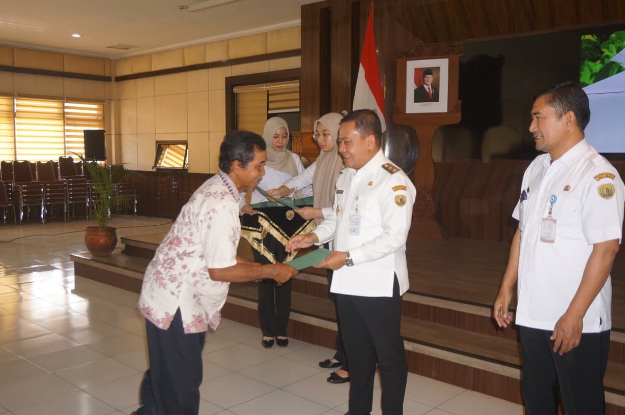 BLT DBHCHT Disalurkan, Plt. Bupati Sukirman Apresiasi Peran Buruh Tani Tembakau