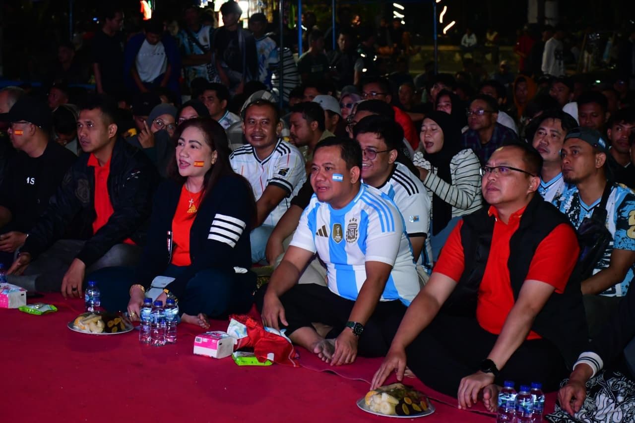 Plt. Bupati Sukirman Ajak Warga Perkuat Kebersamaan Lewat Nobar Final Piala Dunia 2026